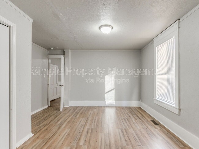 Building Photo - 730 N Louisa Ave