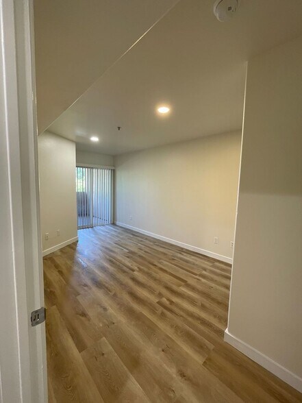 Building Photo - 7323 Winnetka Ave