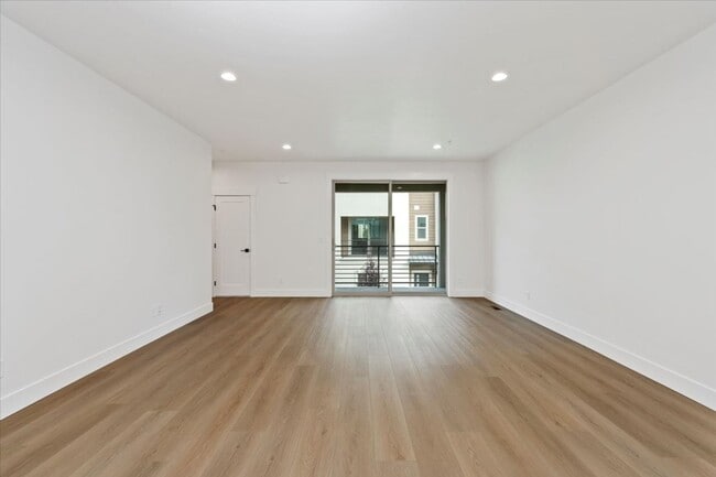 Building Photo - BRAND NEW 3 bed 3.5 bath townhouse