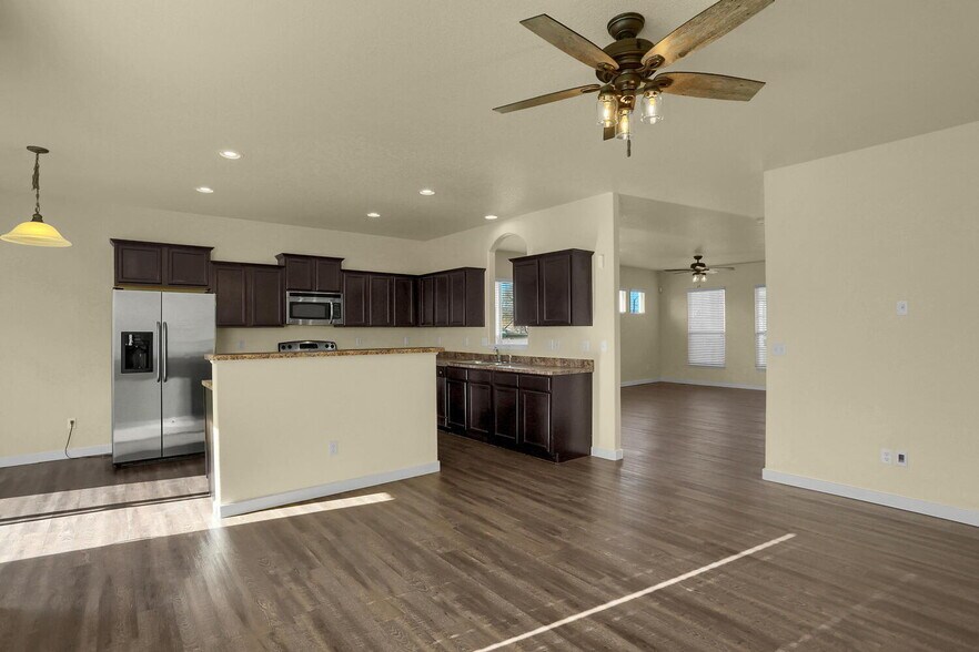 Building Photo - Open Concept Townhome in Excellent Conditi...