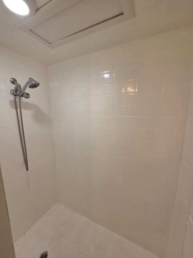 Building Photo - 4 Bed 2 Bath Golf Course Living