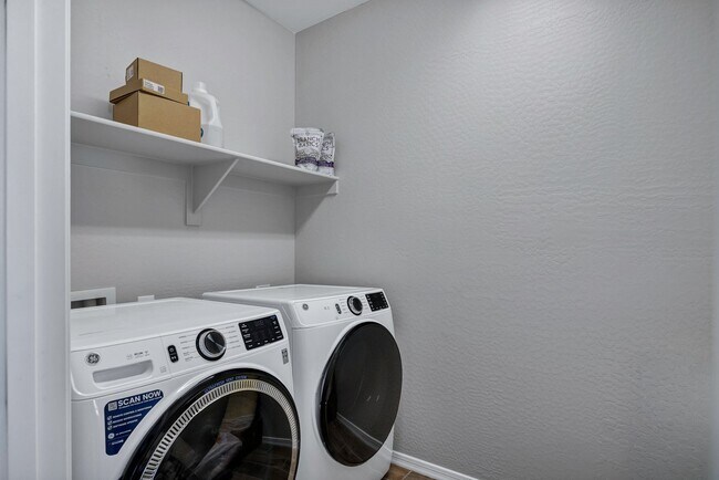 Building Photo - Spacious 5 Bedroom Home for Rent in East Mesa