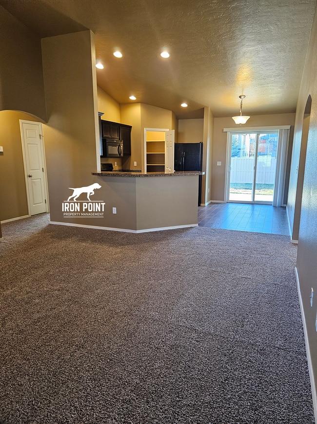 Building Photo - 3bed/2bath home w/bonus room, 2 car garage, fenced yard, and landscaping included.