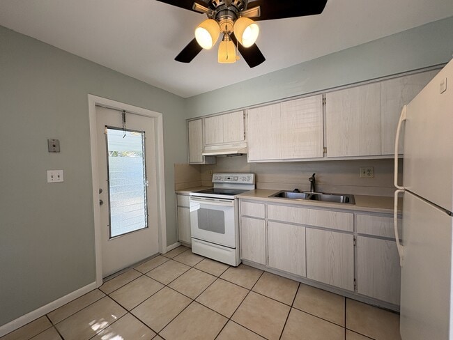 Building Photo - 1093 Hollygate Ln