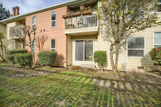 Building Photo - AVAILABLE NOW! MAY FREE!!! 2BR/2BA Condo – Awesome Location! Glossy Hardwoods, Granite Countertop...