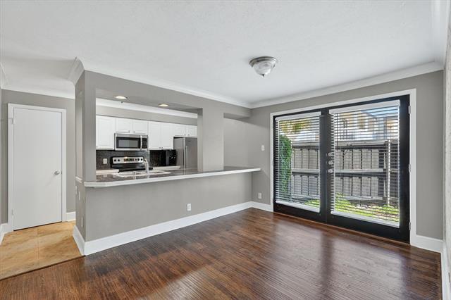 Building Photo - 5932 Sandhurst Ln