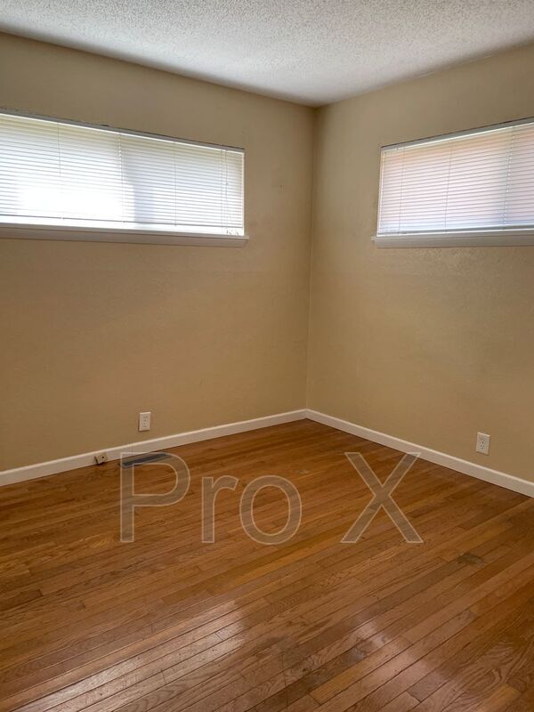 Building Photo - 1604 W Broadway St