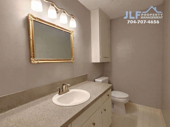 Building Photo - Spacious 3 Bed/2.5 Bath Duplex With Basement.