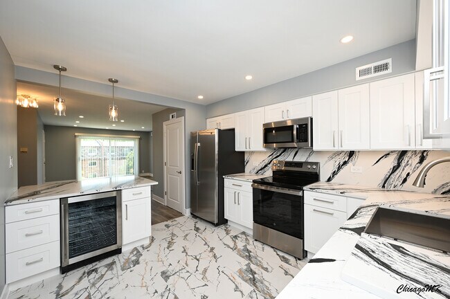 Building Photo - 9381 Bay Colony Dr