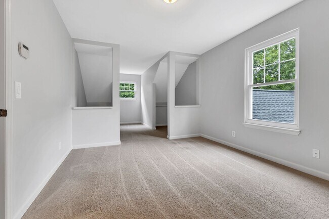 Building Photo - 5535 Thalman Dr