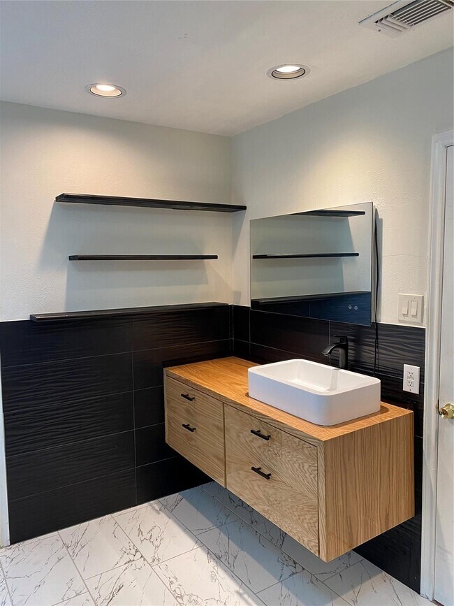 Building Photo - 4803 Shadowdale Dr