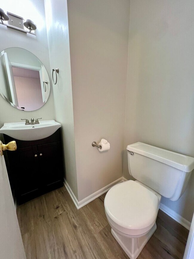 Building Photo - Luxurious 3-Bedroom Townhome in Logan Square with Parking Space Included! Available mid-August!