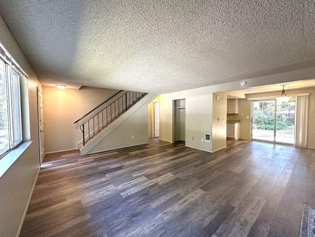 Building Photo - Townhouse in Desirable University Place Ne...