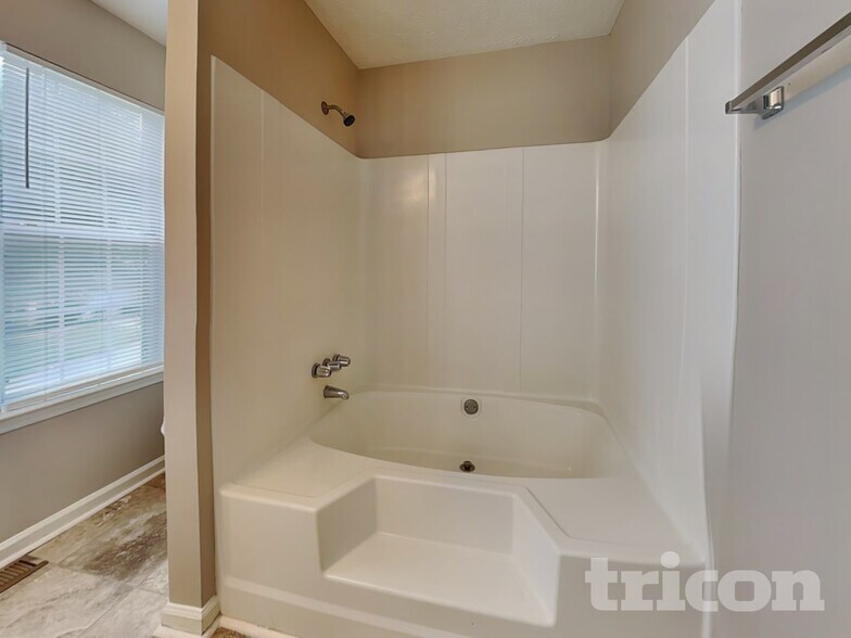 Building Photo - 1330 Ling Dr