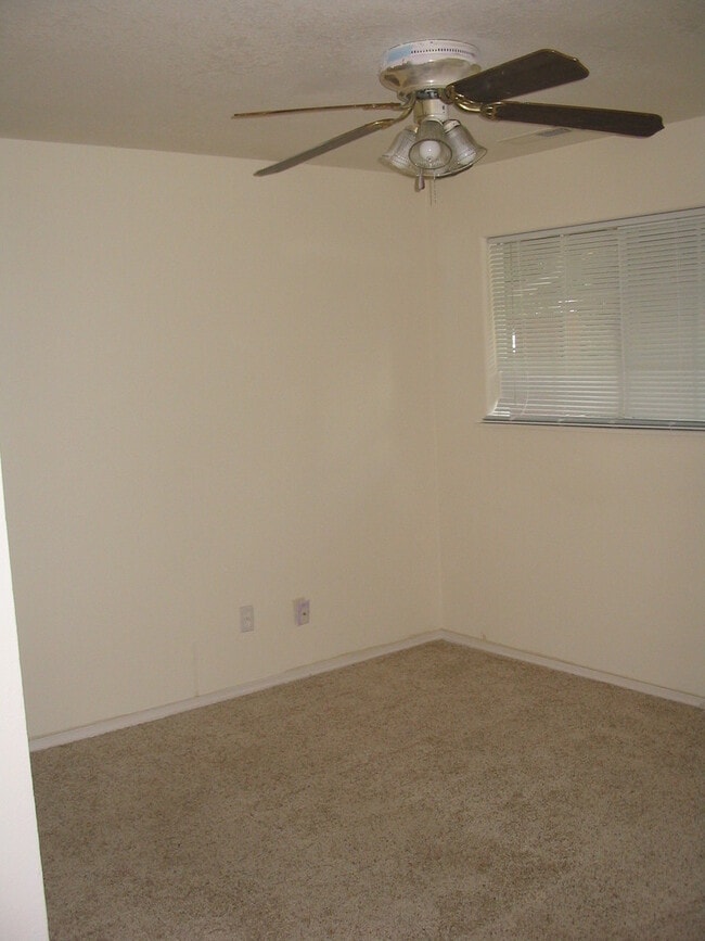 Building Photo - 621 SE 136th Ave