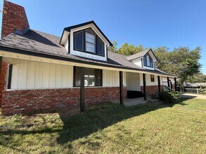 Building Photo - Huge 4 Bedroom in West Tulsa