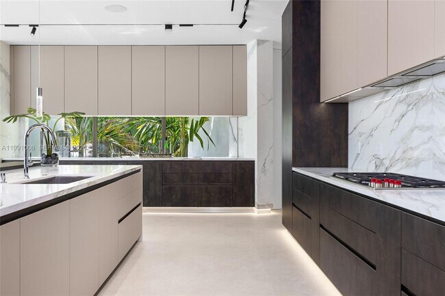 Building Photo - 503 Palm Dr