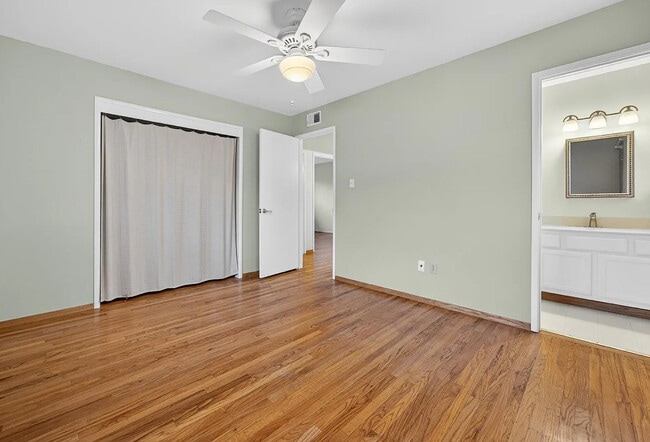 Building Photo - FOR RENT