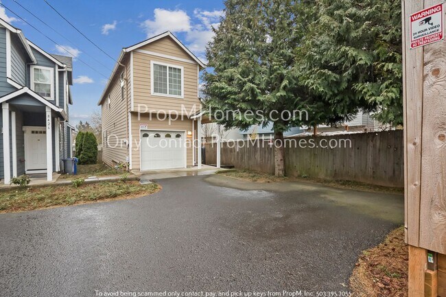 Building Photo - Cozy Three Bedroom Home in SE - New Photos!