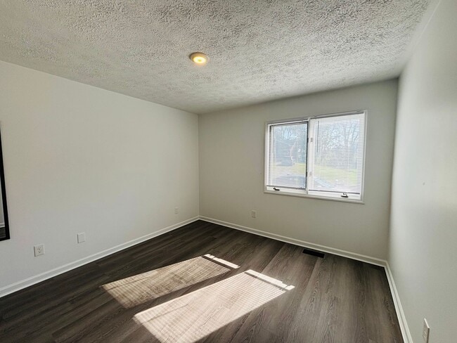 Building Photo - 1443 Sandy Cir