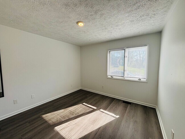 Building Photo - 3 Bedroom, 2 Bath Duplex