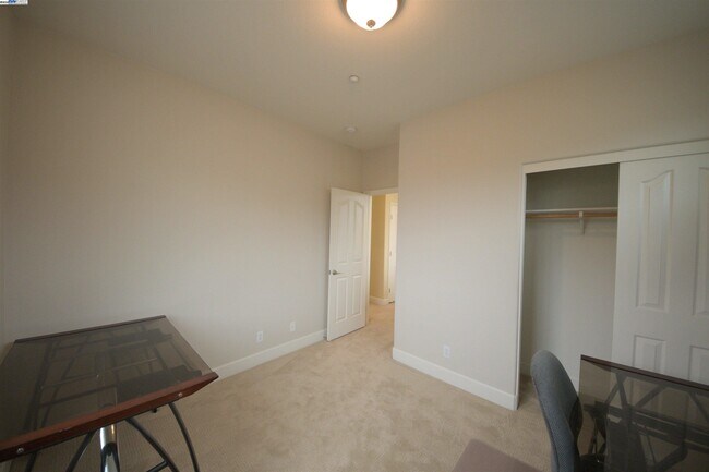 Building Photo - 1067 Green St
