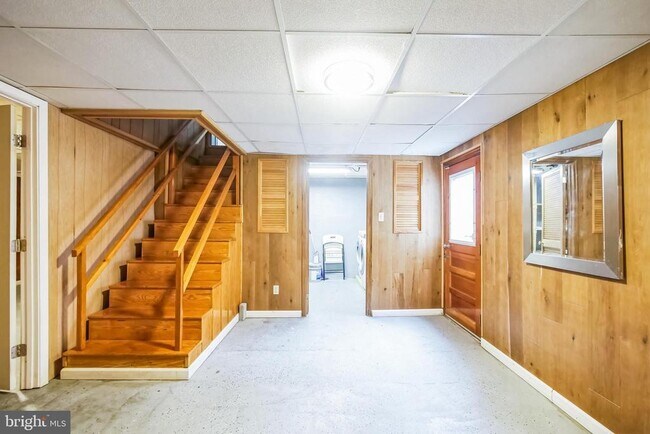 Building Photo - 323 RUSSELCROFT Rd