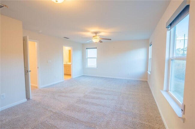 Building Photo - 1060 Sunny Lk Dr