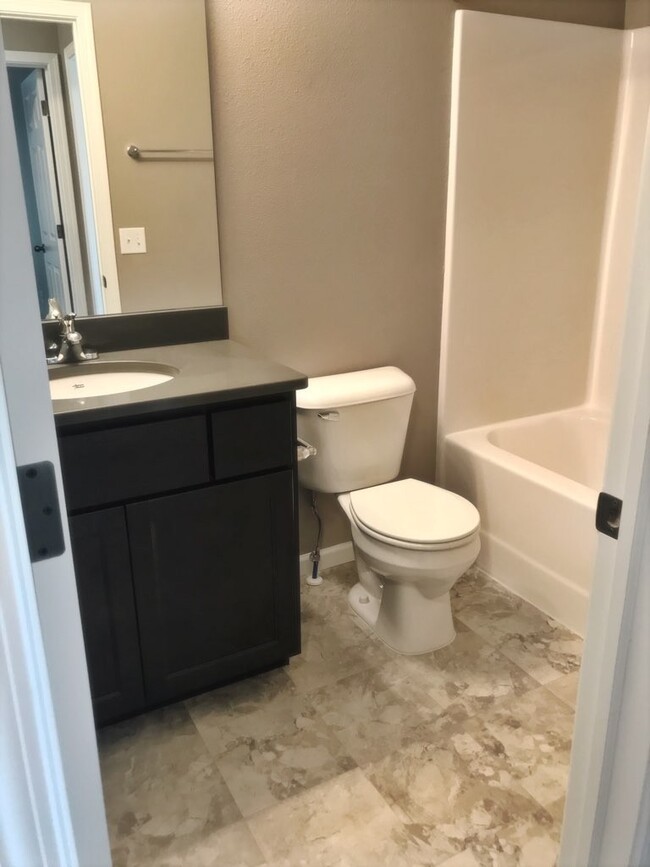 Building Photo - NEW Twin Home in Lakewood!