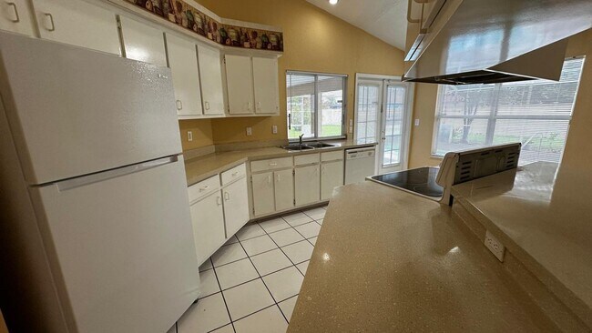 Building Photo - SPACIOUS 4-BEDROOM HOME WITH SCREENED POOL IN SE CAPE CORAL