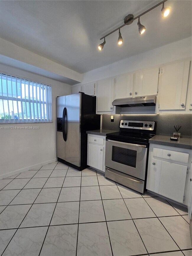 Building Photo - 7440 Harding Ave