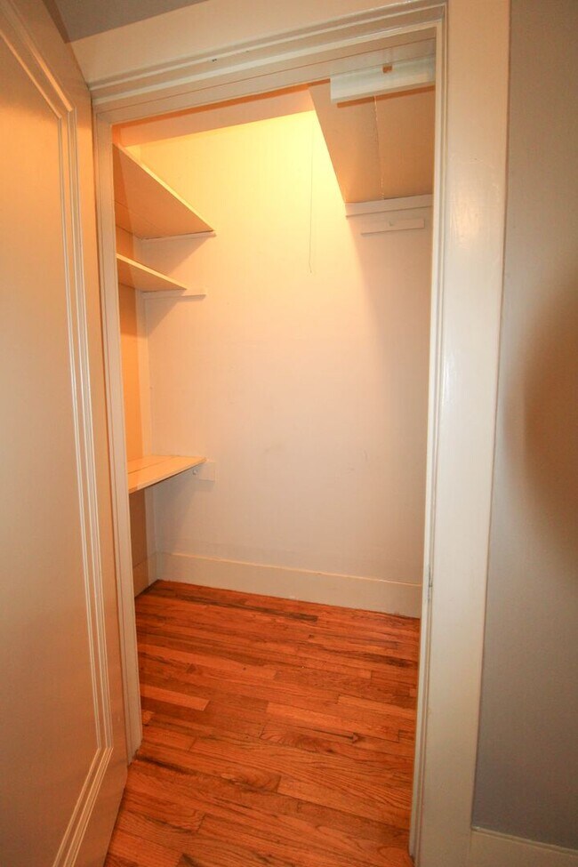 Building Photo - 438 W Rosewood Ave