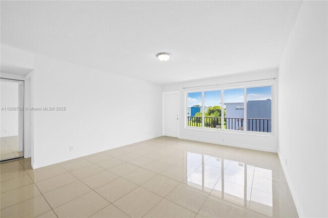 Building Photo - 1400 NE 169th St