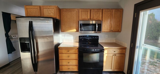 Building Photo - Beautiful 3 Bed, 2 Bath Home w/ Office in ...