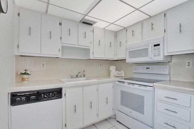 Building Photo - 204 Burgundy N