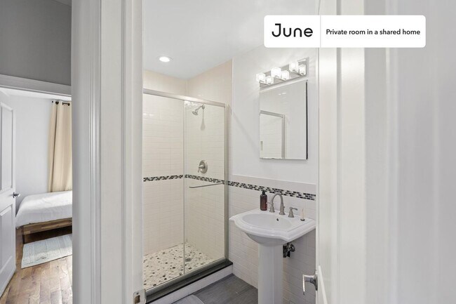Building Photo - Private bedroom in 4 bed/2 bath Home