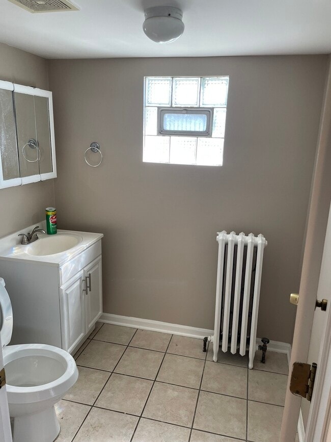 Building Photo - 714 Broadway Ave