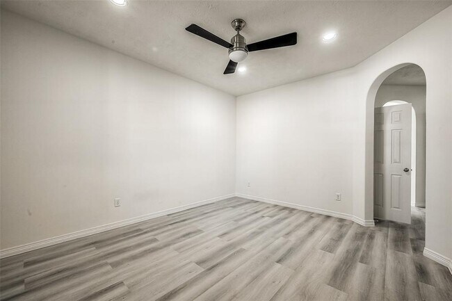 Building Photo - 520 West Fork