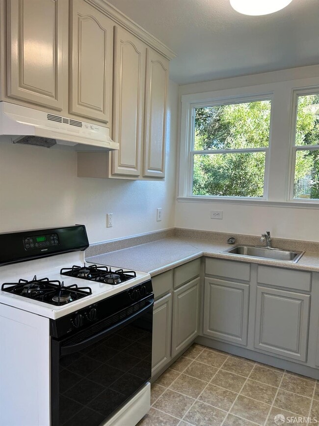 Building Photo - 242 Bright St