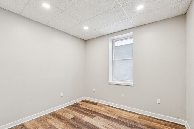 Building Photo - 2553 E Somerset St