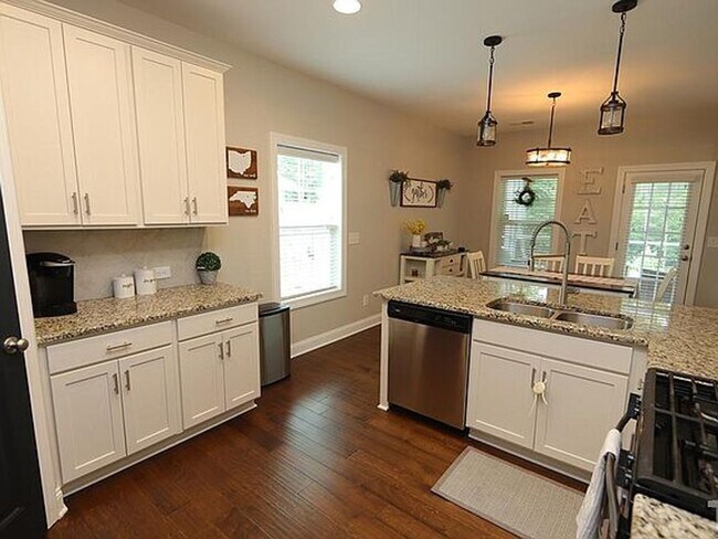 Building Photo - Great home in desirable neighborhood! Washer/Dryer Included!