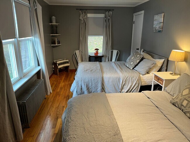 Building Photo - Centrally located 2 Bedroom, 2 Bathroom ho...