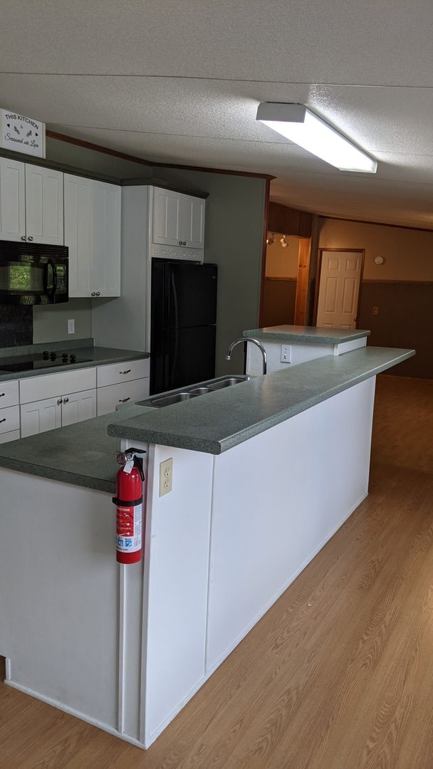 Building Photo - Great 3 Bedroom 2 Bath Home in quiet resid...