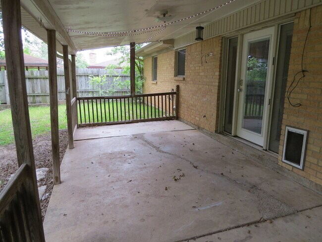 Building Photo - Welcome home to this adorable 3-bedroom, 2-bathroom house designed with comfort and style in mind!