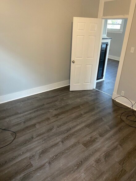 Building Photo - 1500 Dormont Ave