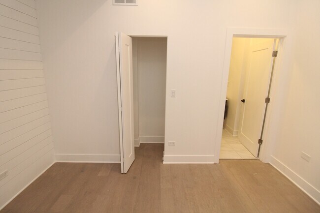 Building Photo - 1236 W Hubbard St