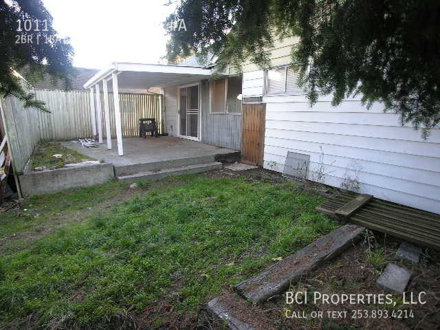 Building Photo - This beautiful 2 bedroom, 1 bath home is m...