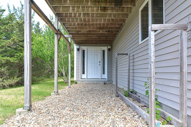 Building Photo - Winter Rental: Wingaerchic (Dog-friendly!)