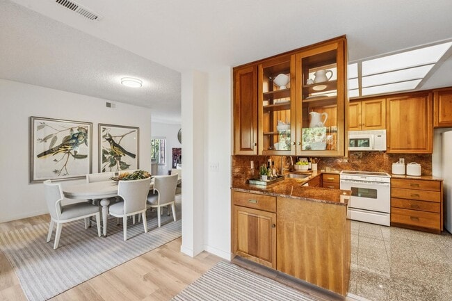 Building Photo - Elegant 2BR Condo with Golf Course Views i...