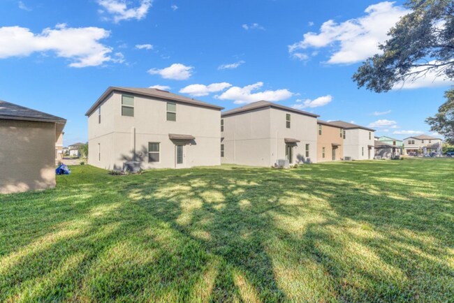 Building Photo - "Spacious 5-Bedroom Retreat in Apollo Beach - Modern Living with 2.5 Baths on White Chicory Dr!"